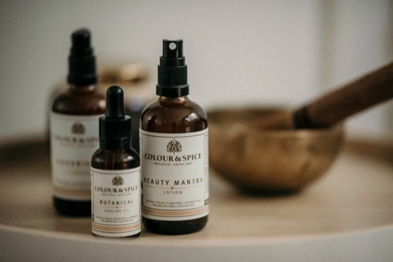 Serums en oliën naast een klankschaal